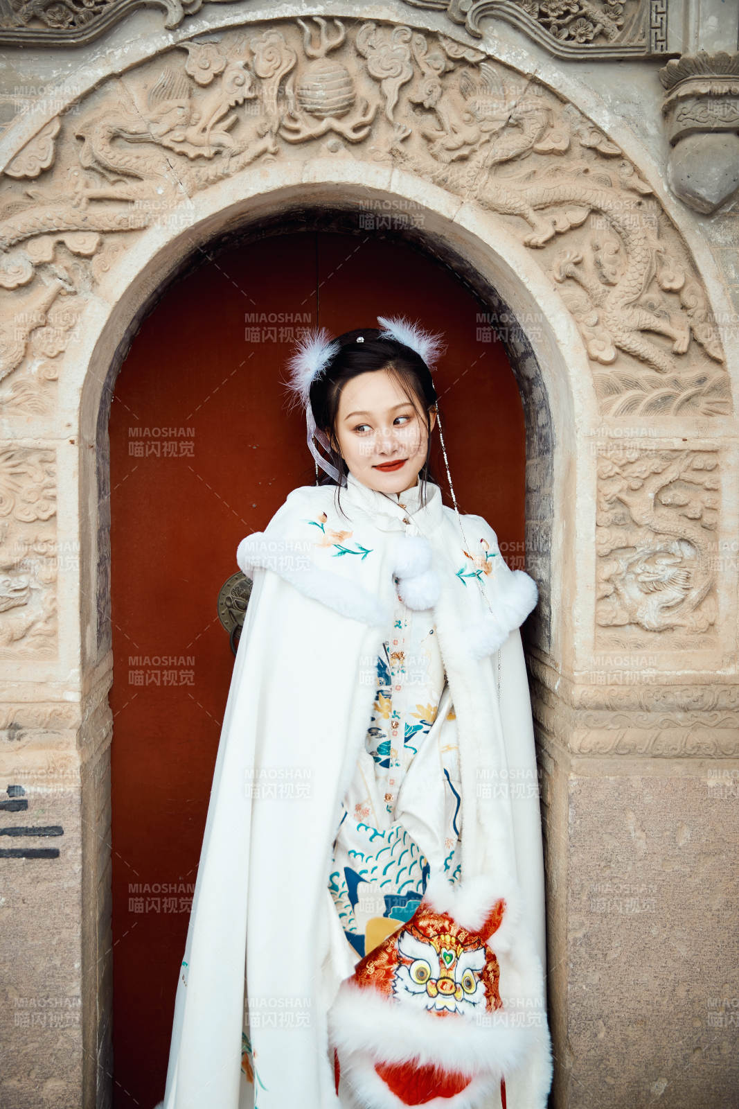 身穿古装汉服的东方女子图片