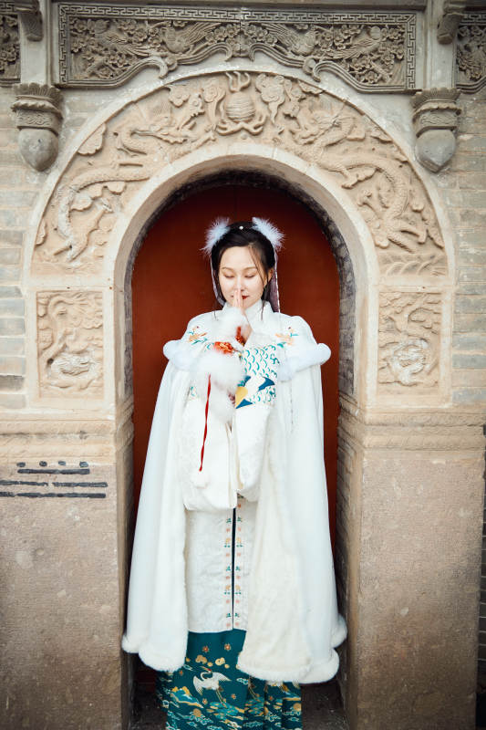 身穿古装汉服的东方女子图片