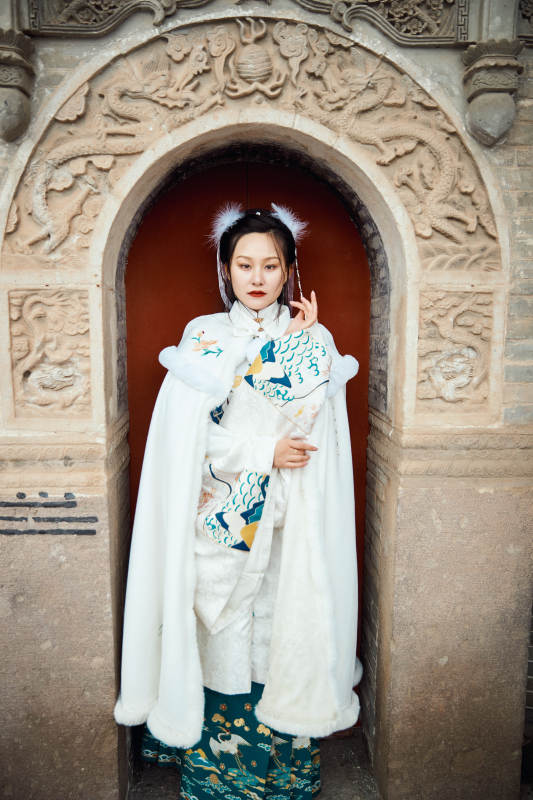 身穿古装汉服的东方女子图片