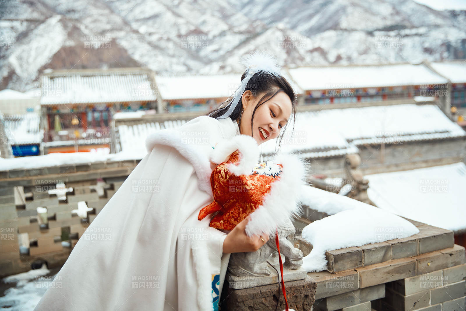 身穿古装汉服的东方女子图片