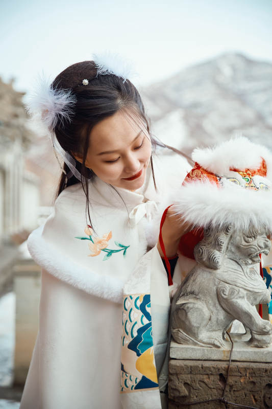 身穿古装汉服的东方女子图片