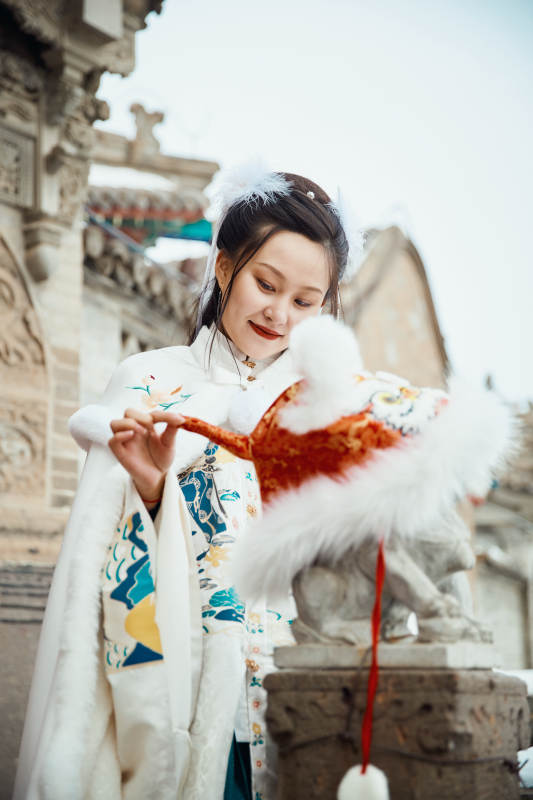 身穿古装汉服的东方女子图片