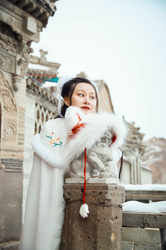 身穿古装汉服的东方女子图片