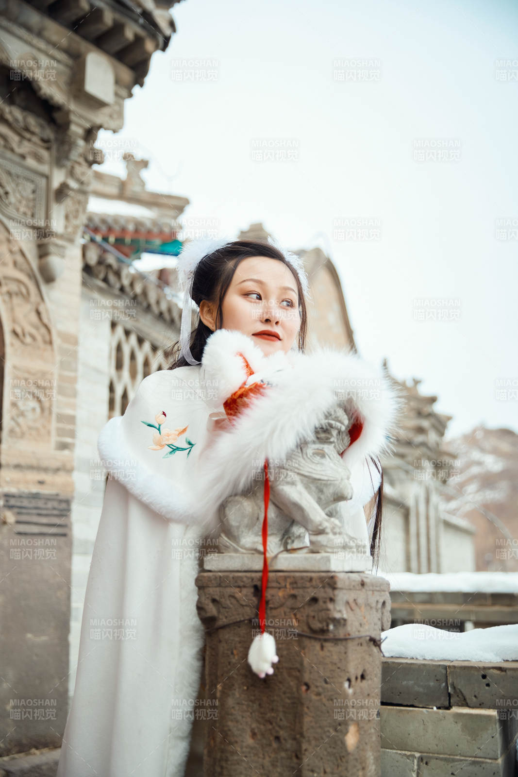 身穿古装汉服的东方女子图片