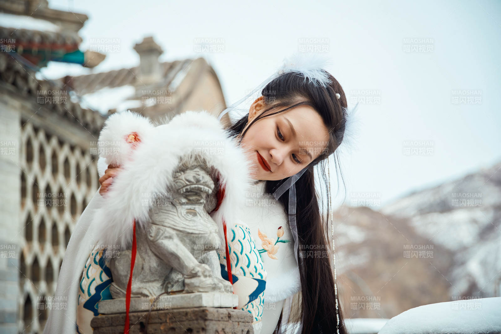 身穿古装汉服的东方女子图片