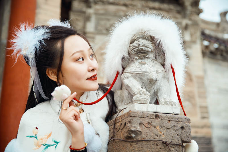 身穿古装汉服的东方女子图片