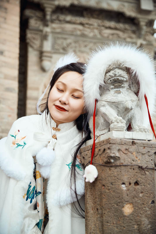 身穿古装汉服的东方女子图片