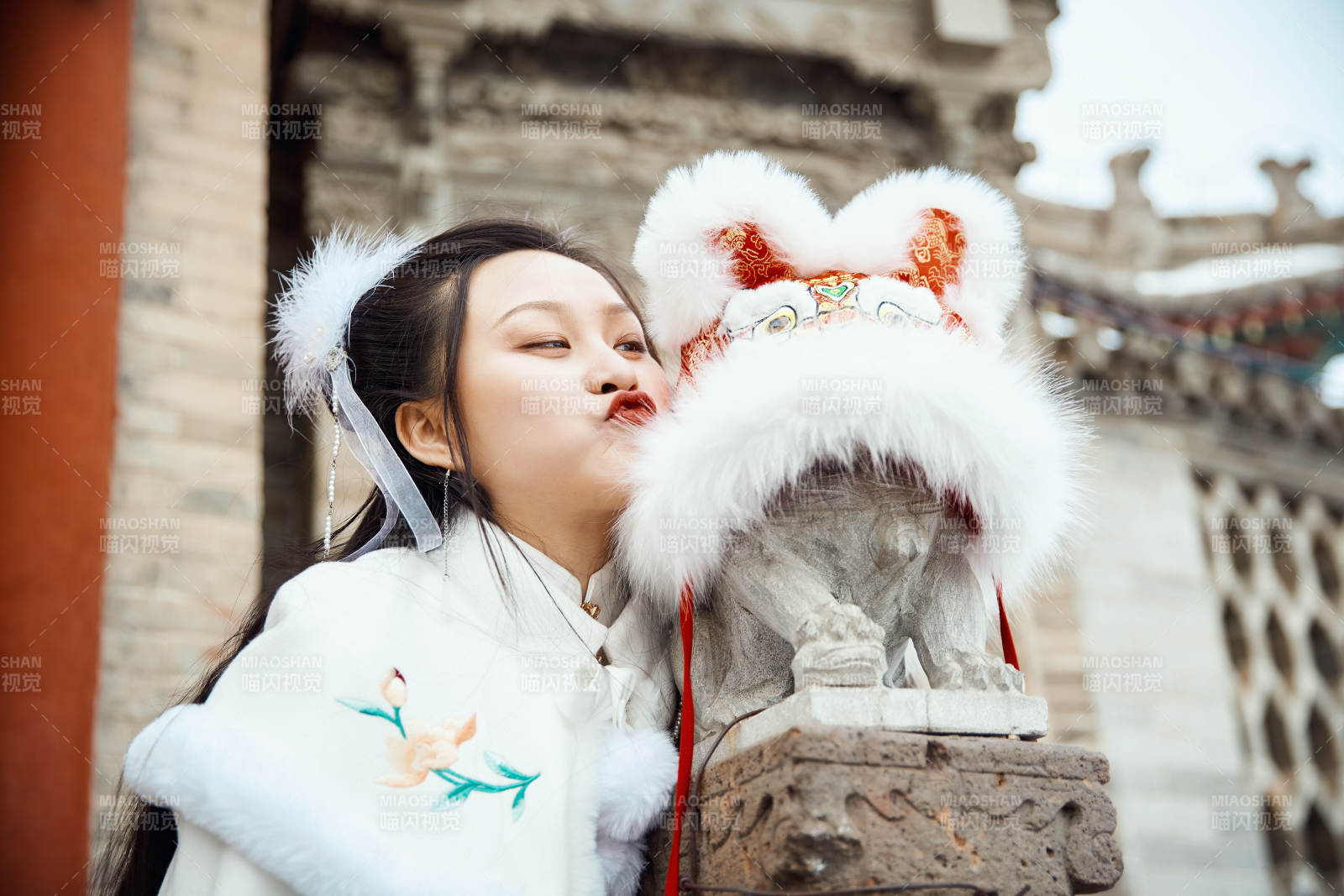 身穿古装汉服的东方女子图片