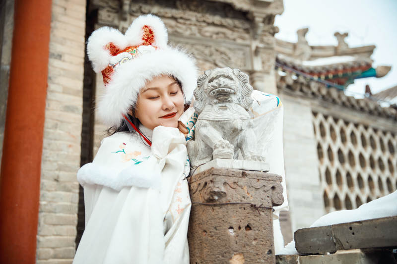 身穿古装汉服的东方女子图片