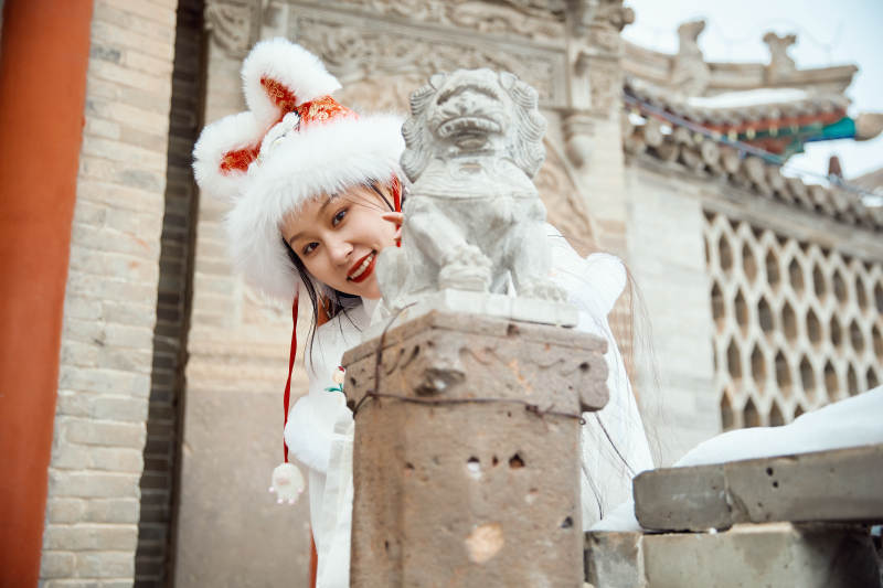 身穿古装汉服的东方女子图片