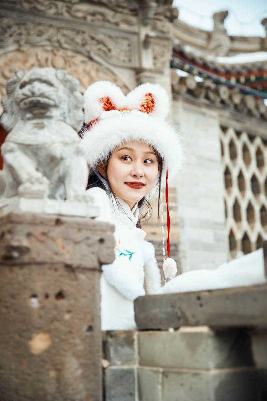 身穿古装汉服的东方女子图片