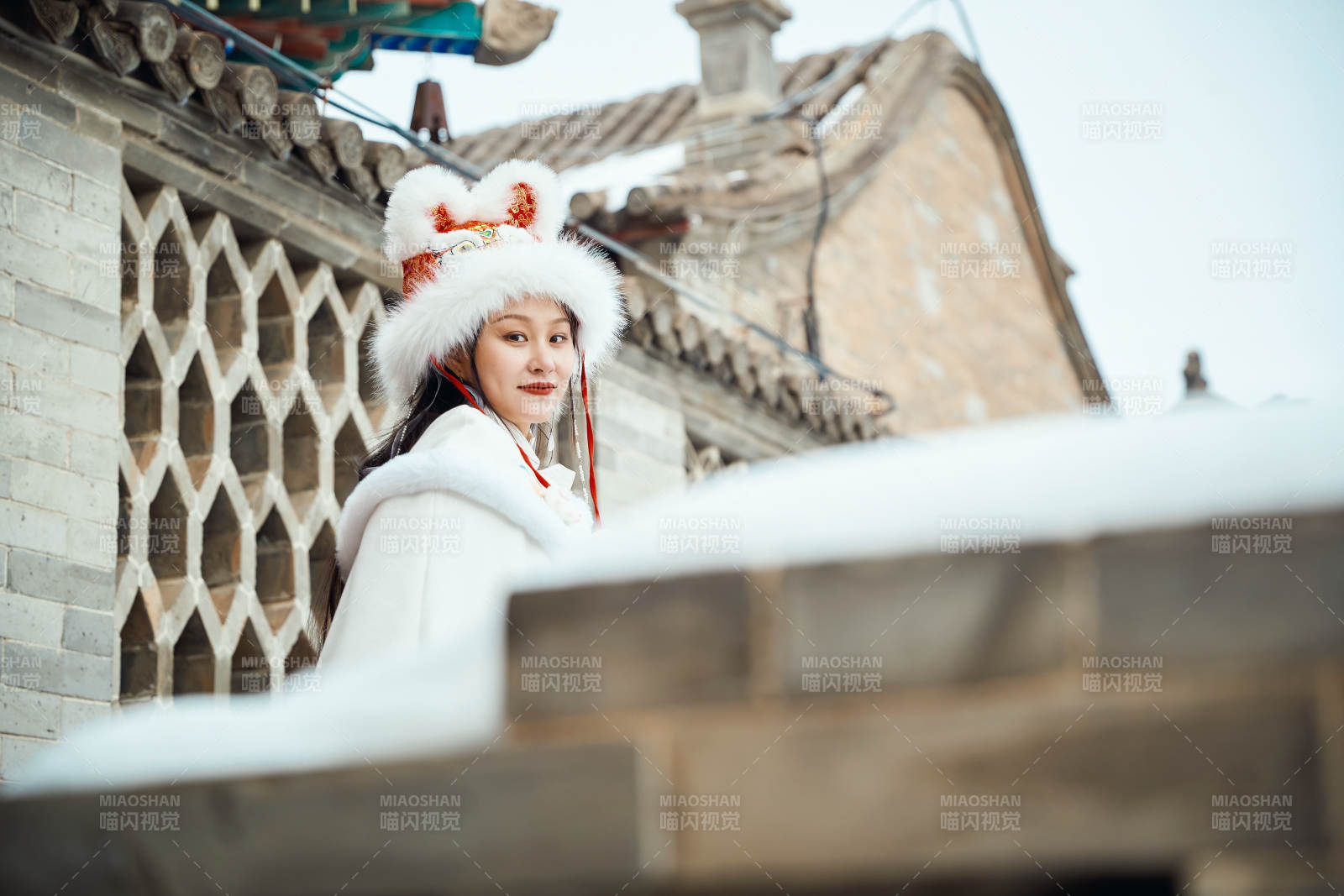 身穿古装汉服的东方女子图片