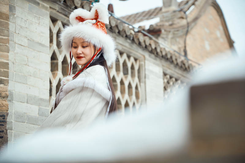 身穿古装汉服的东方女子图片