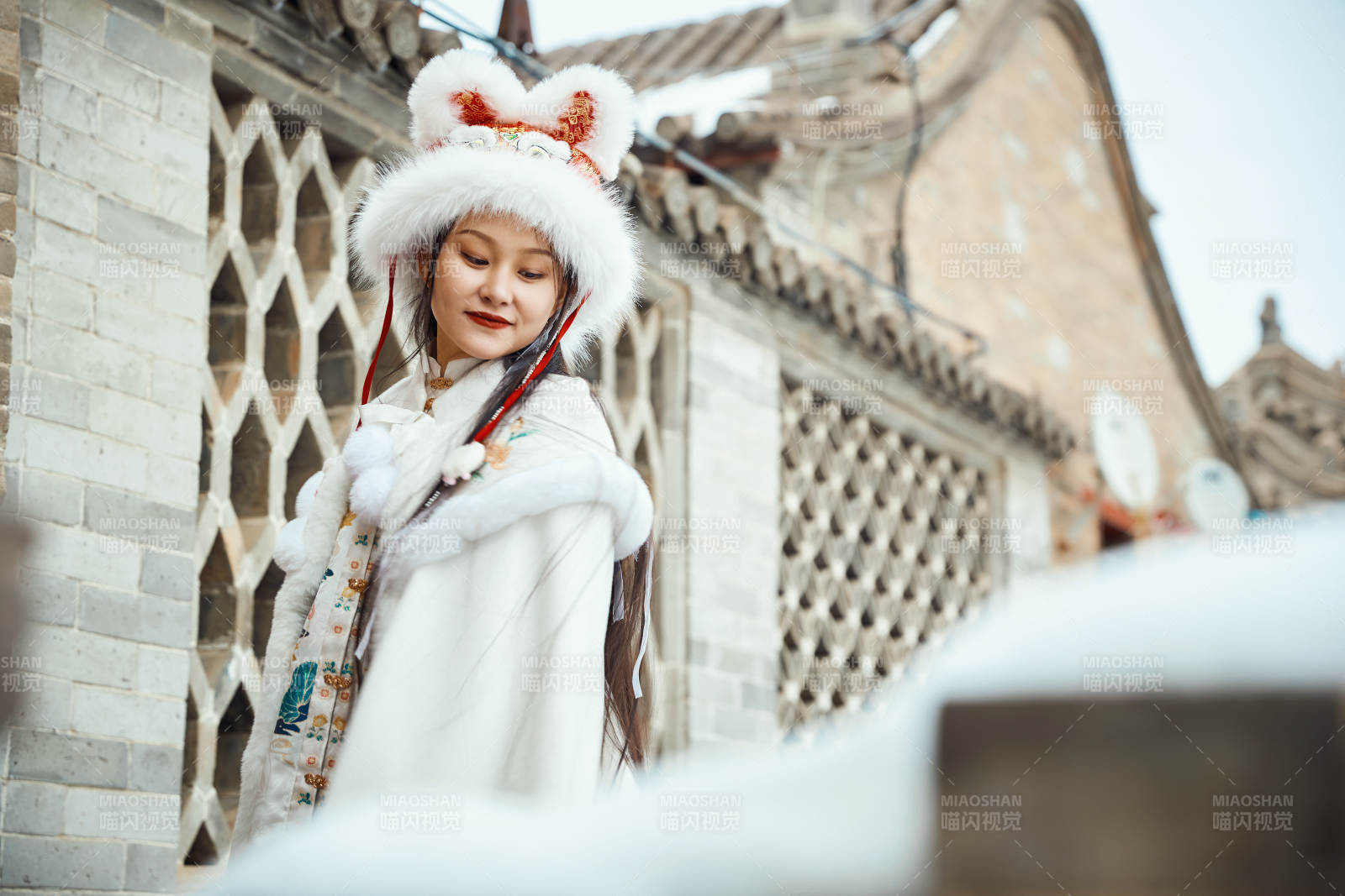 身穿古装汉服的东方女子图片