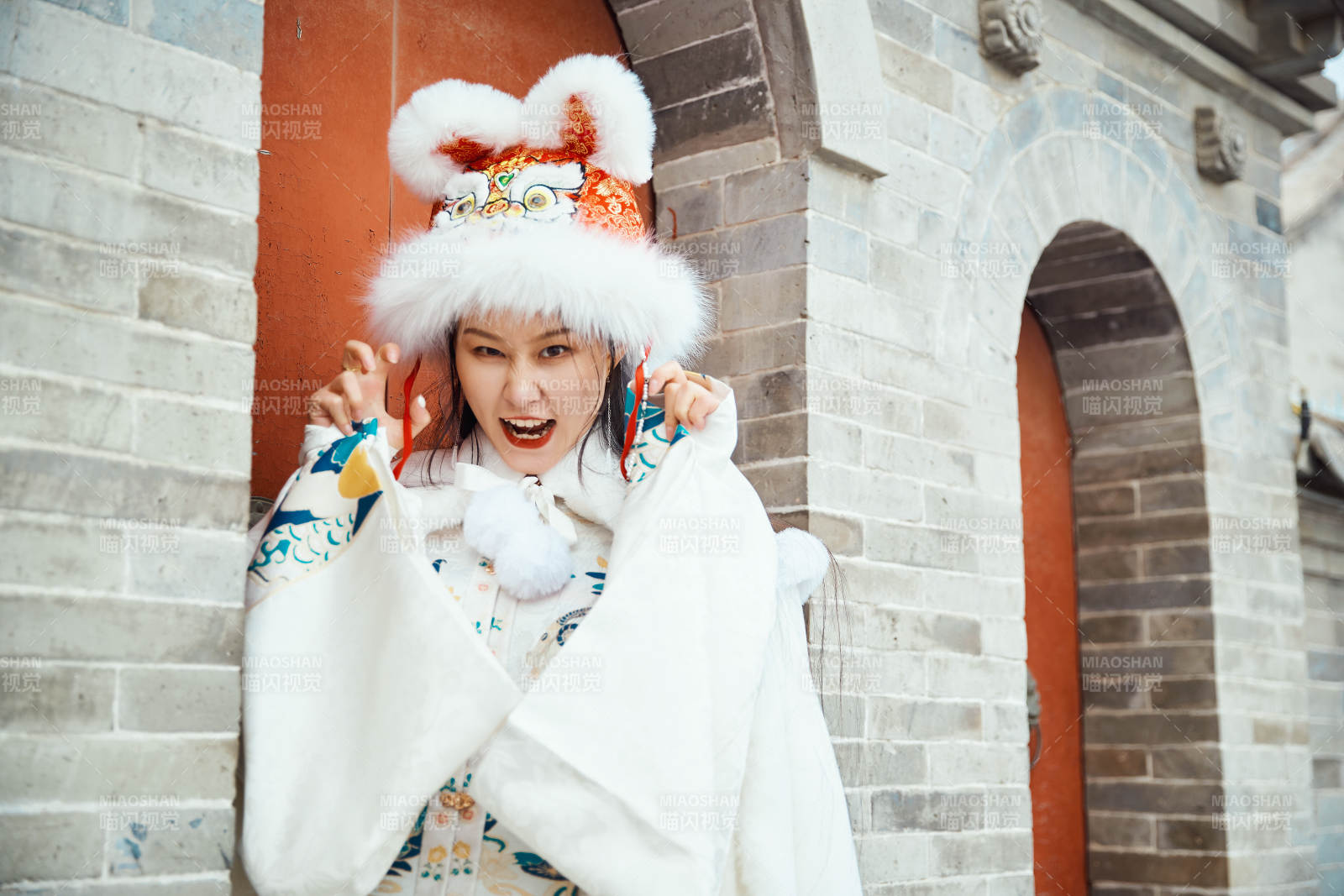 身穿古装汉服的东方女子图片