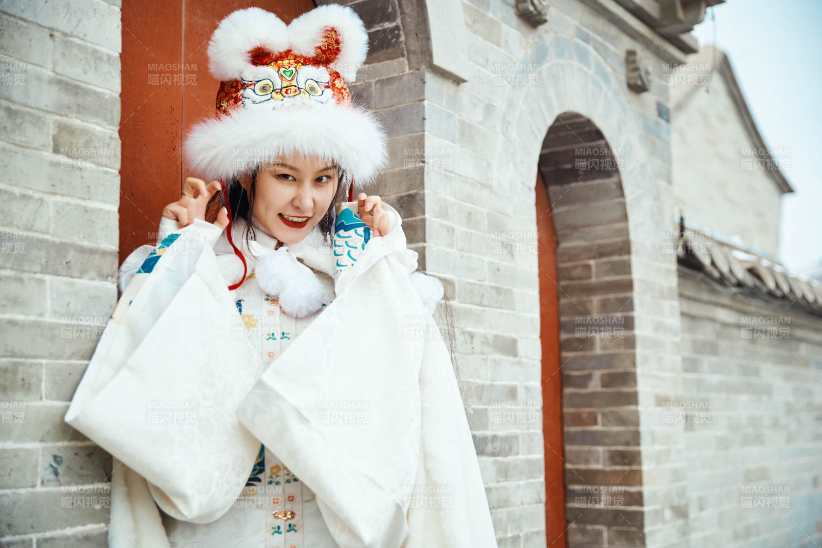 身穿古装汉服的东方女子图片