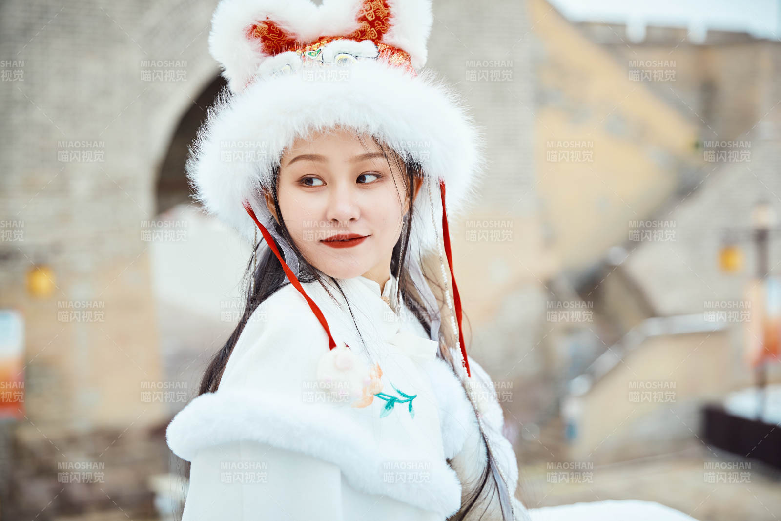 身穿古装汉服的东方女子图片