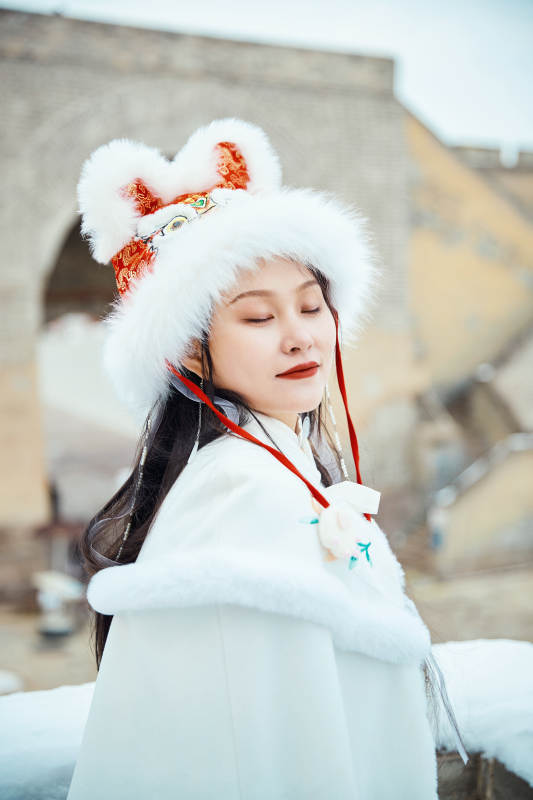 身穿古装汉服的东方女子图片