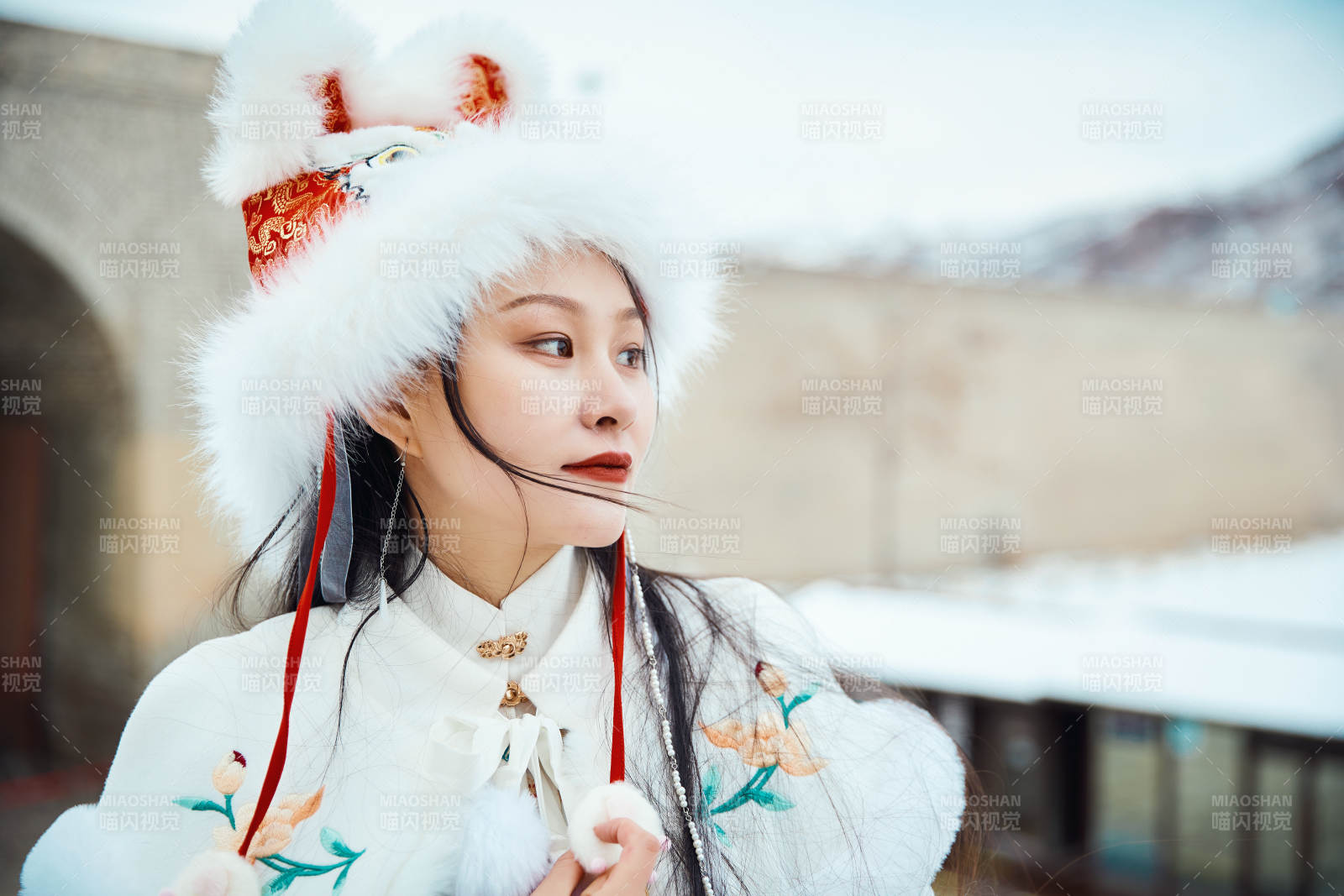 身穿古装汉服的东方女子图片