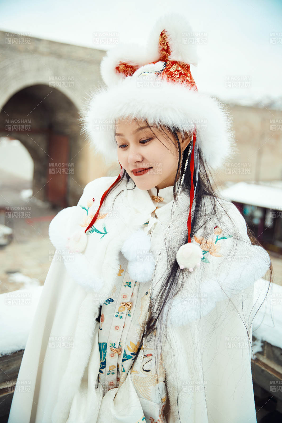 身穿古装汉服的东方女子图片