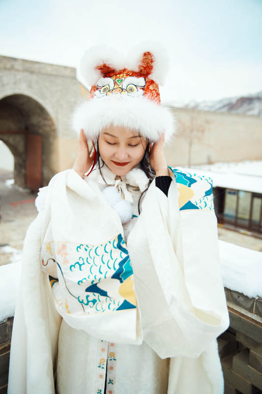 身穿古装汉服的东方女子图片