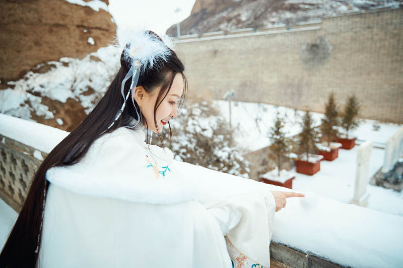 身穿古装汉服的东方女子图片