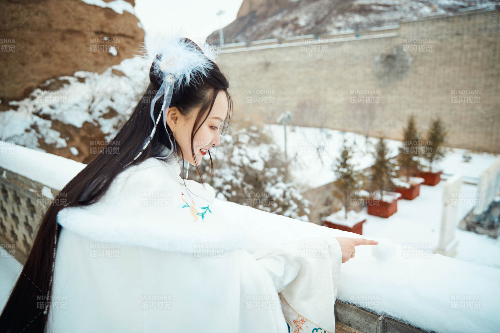 身穿古装汉服的东方女子图片