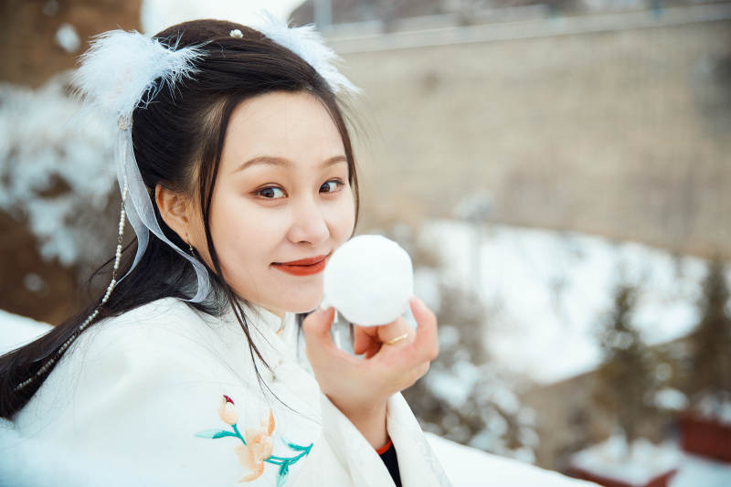 身穿古装汉服的东方女子图片