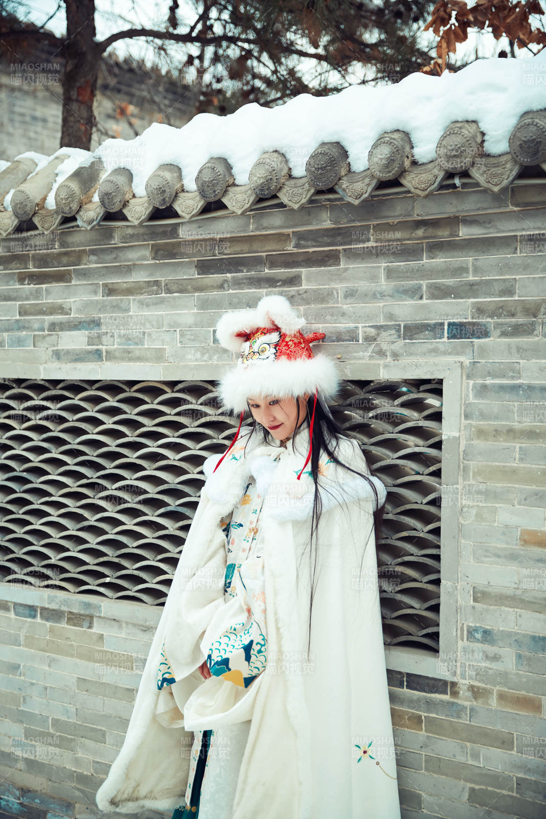 身穿古装汉服的东方女子图片