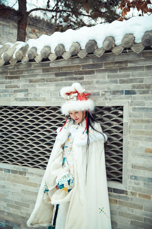 身穿古装汉服的东方女子图片