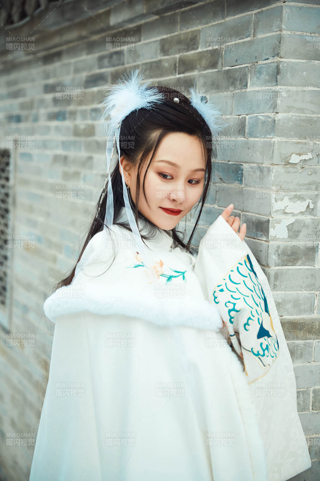 身穿古装汉服的东方女子图片