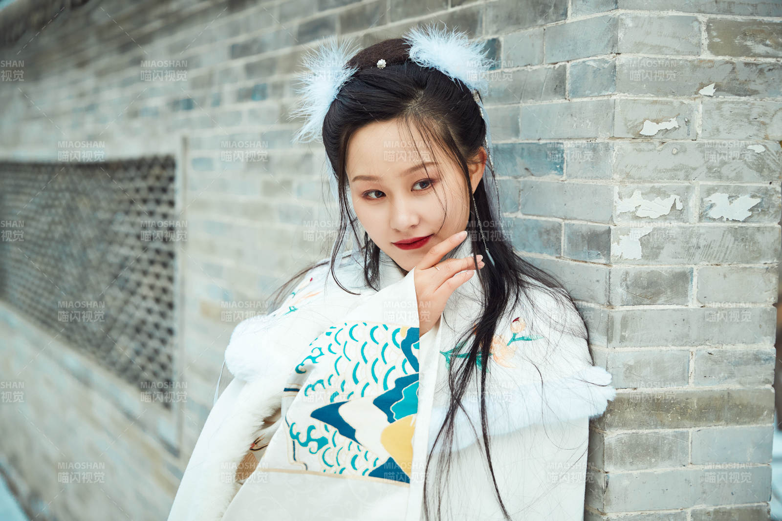 身穿古装汉服的东方女子图片