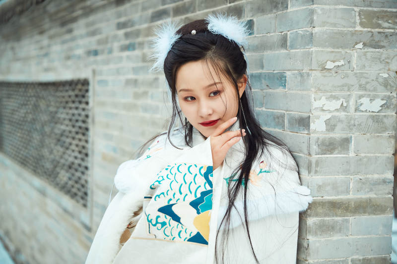 身穿古装汉服的东方女子图片