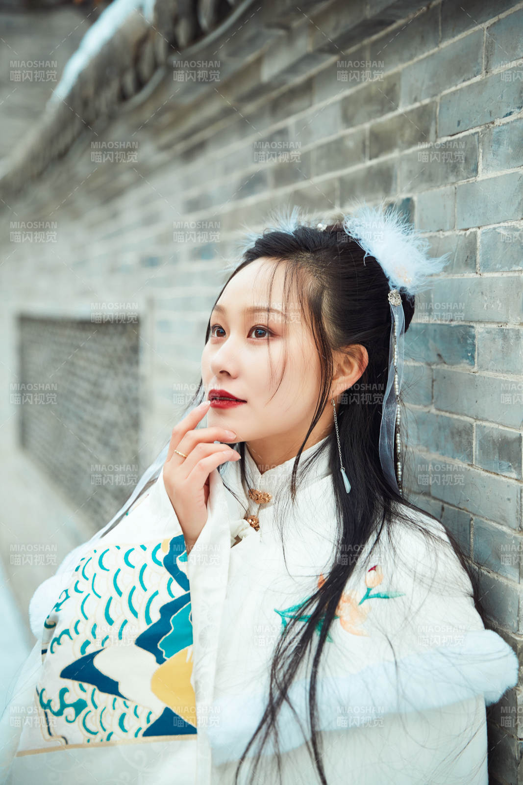 身穿古装汉服的东方女子图片