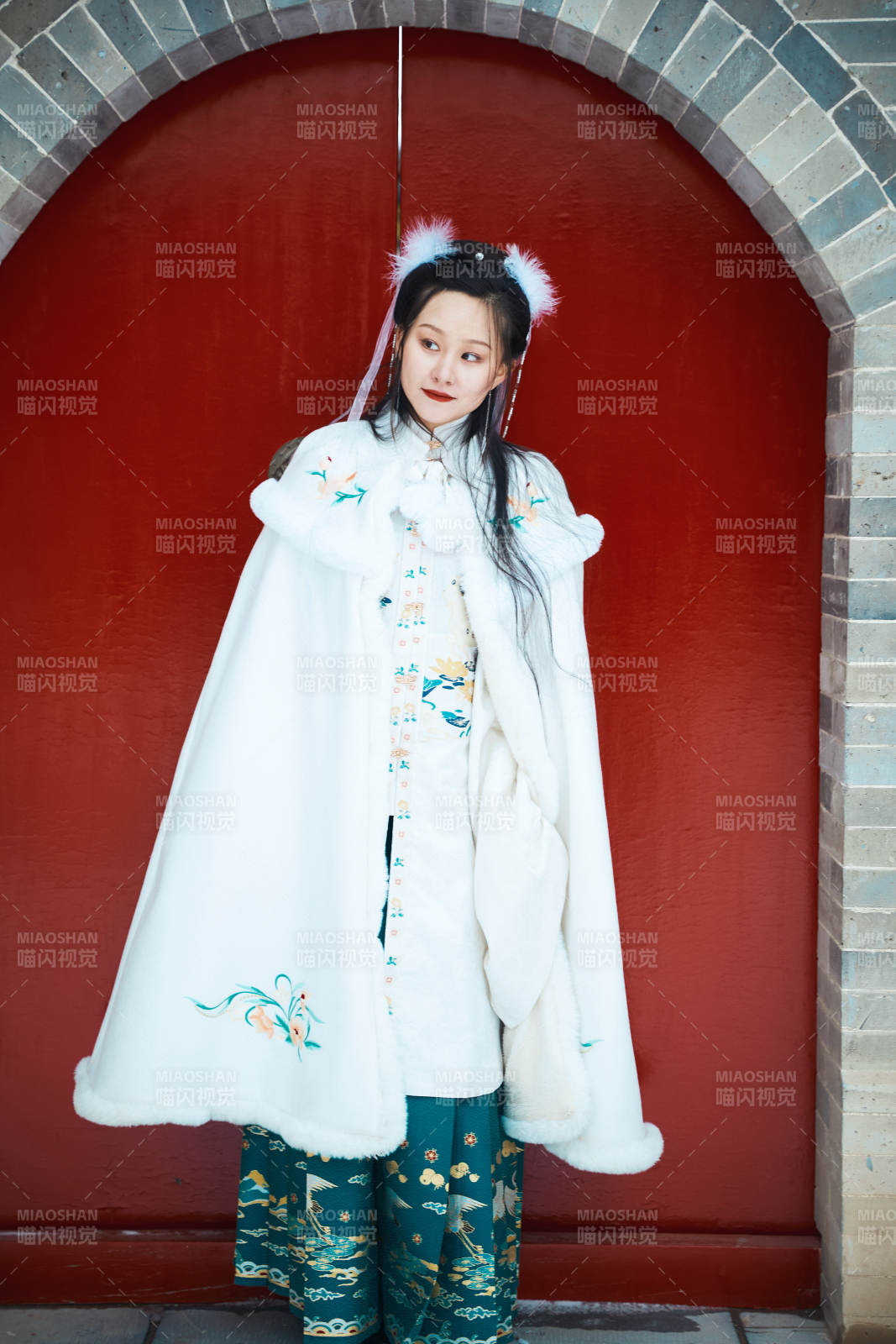 身穿古装汉服的东方女子图片