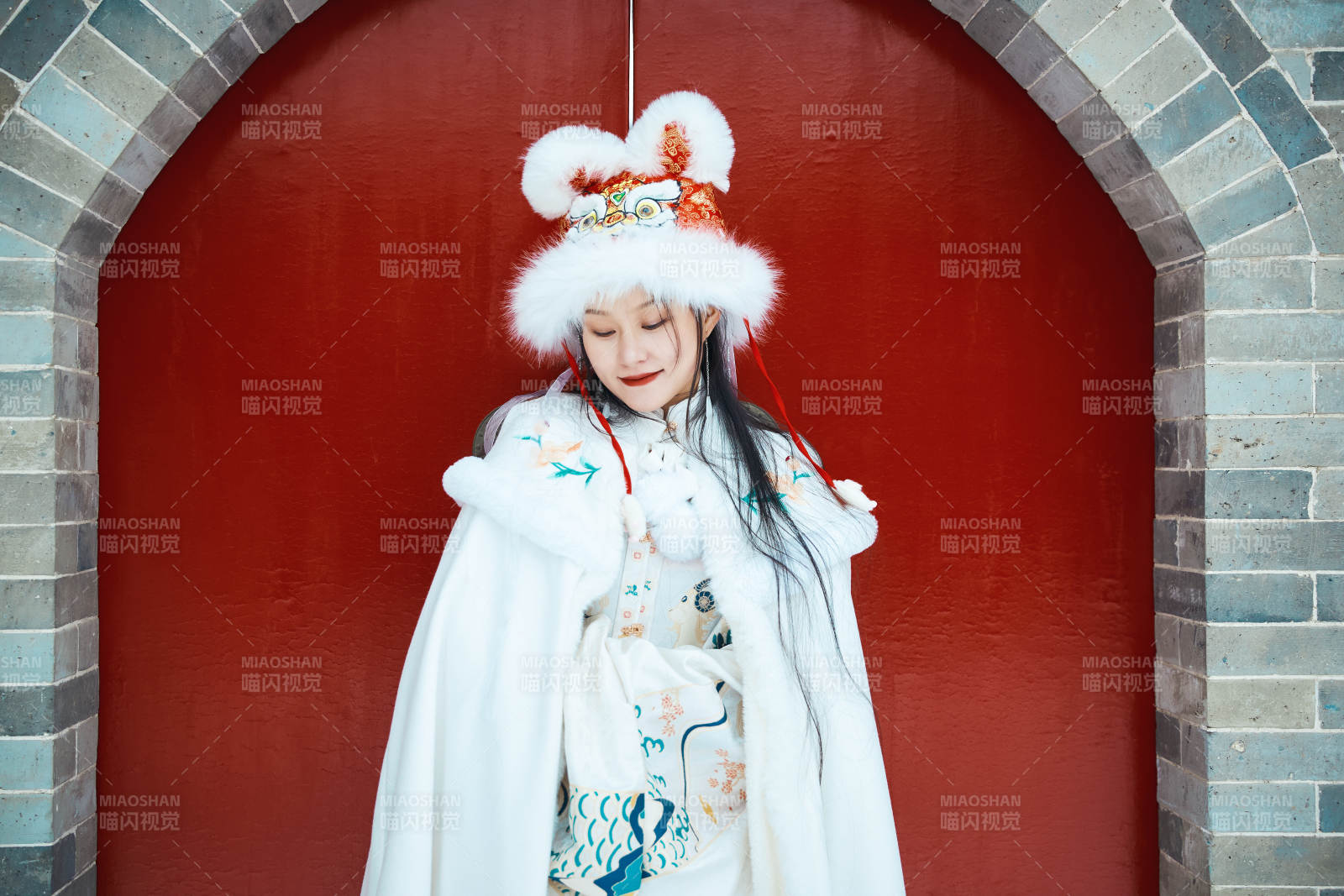 身穿古装汉服的东方女子图片