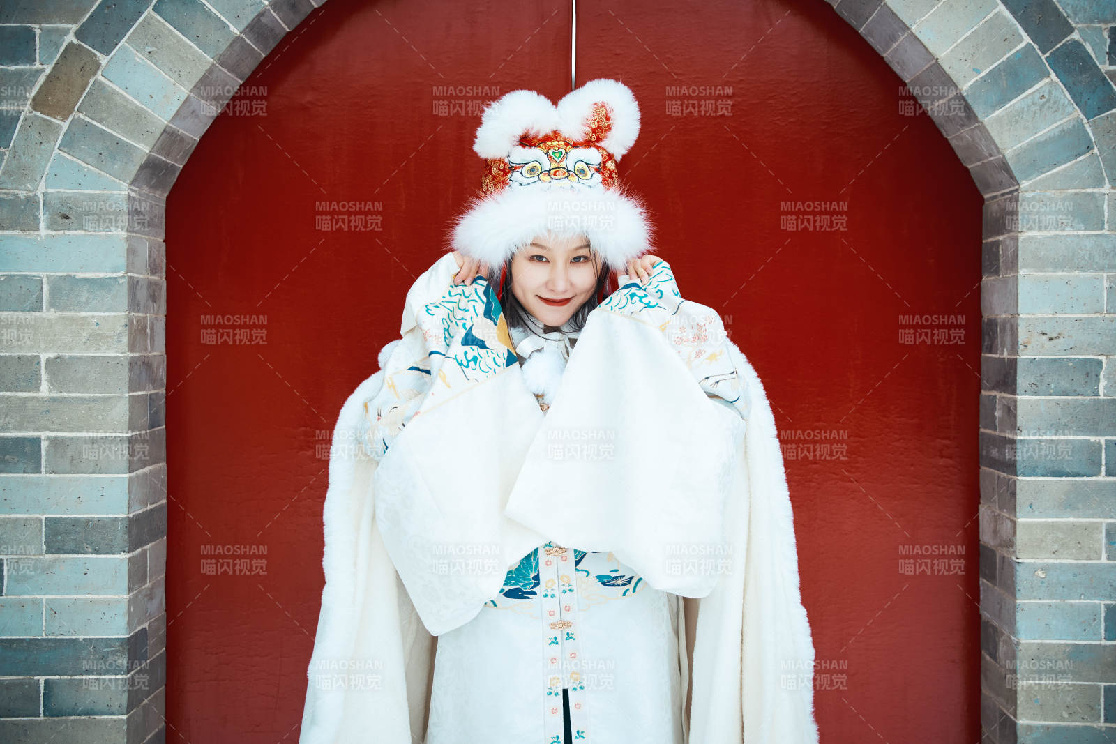 身穿古装汉服的东方女子图片