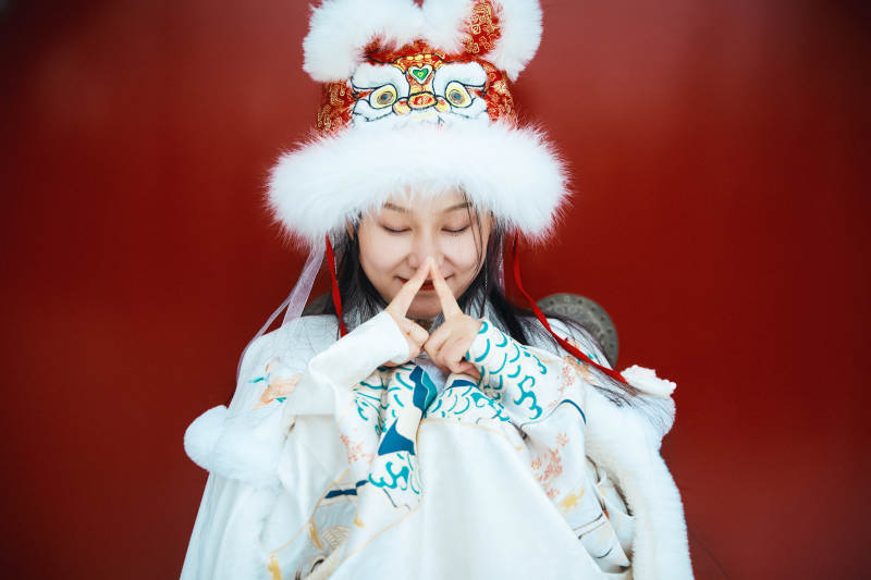 身穿古装汉服的东方女子图片