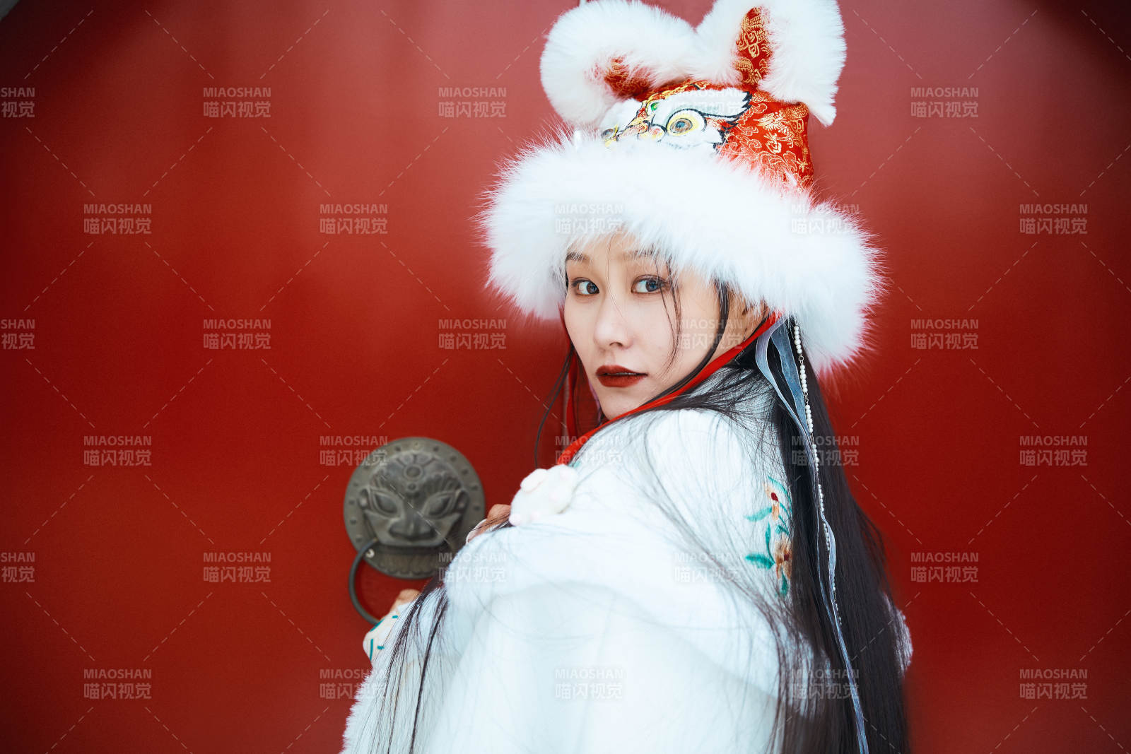 身穿古装汉服的东方女子图片