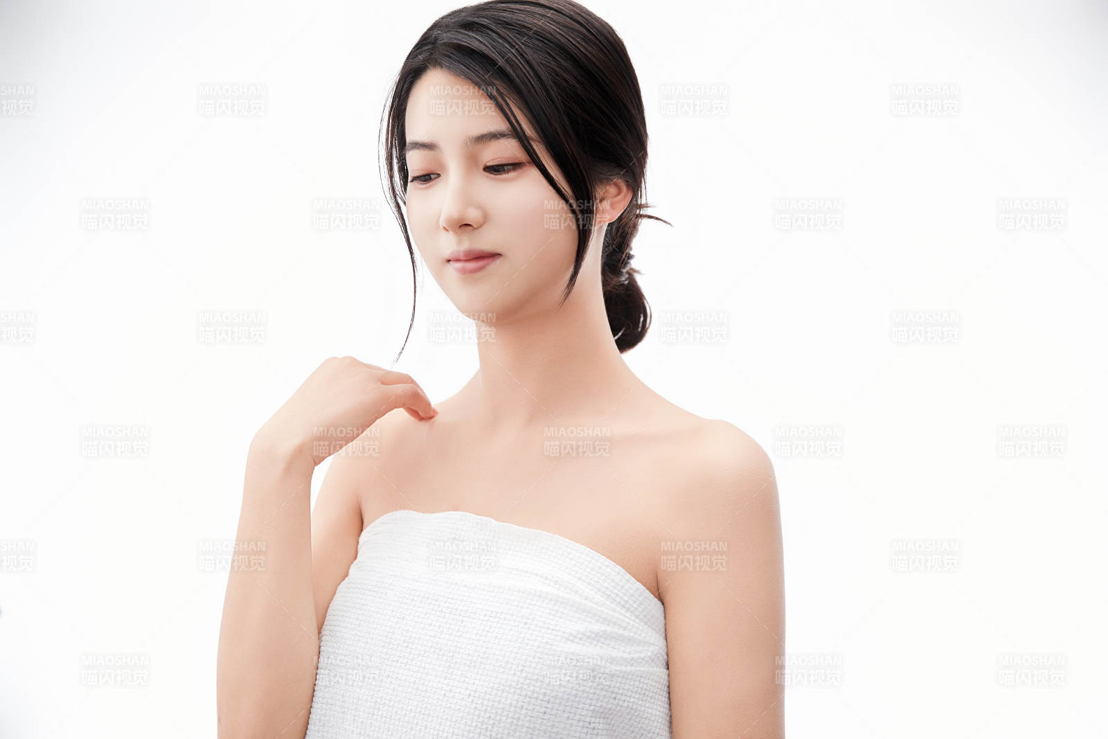 身披旅行外出一次性浴巾的亚洲女性图片