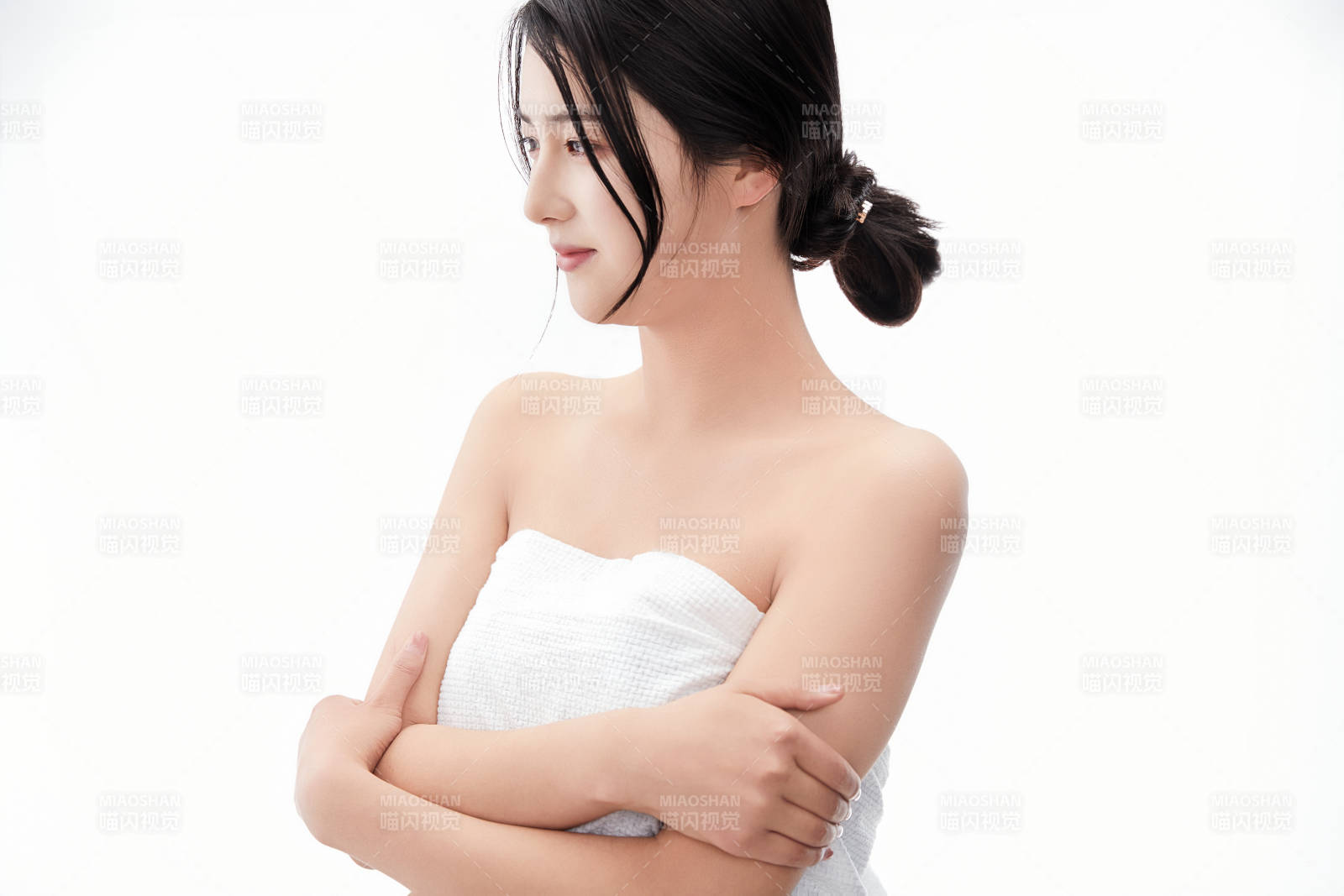 身披旅行外出一次性浴巾的亚洲女性图片