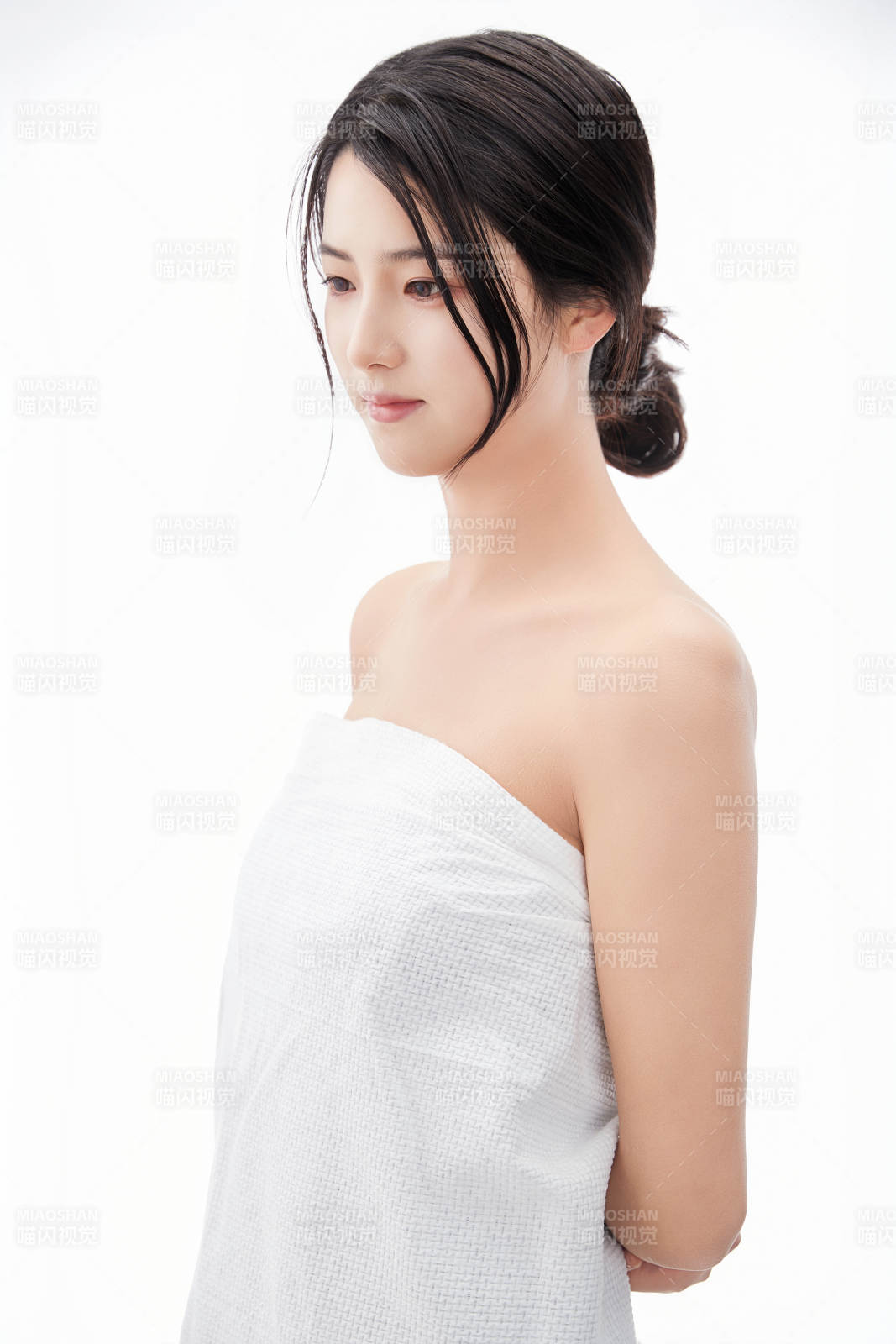 身披旅行外出一次性浴巾的亚洲女性图片