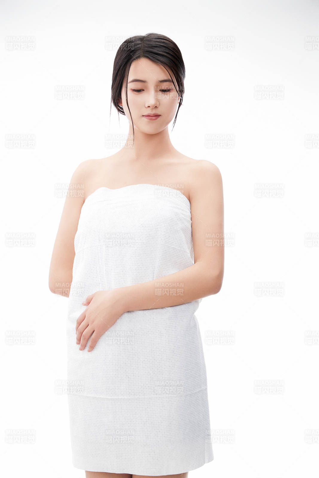 身披旅行外出一次性浴巾的亚洲女性图片