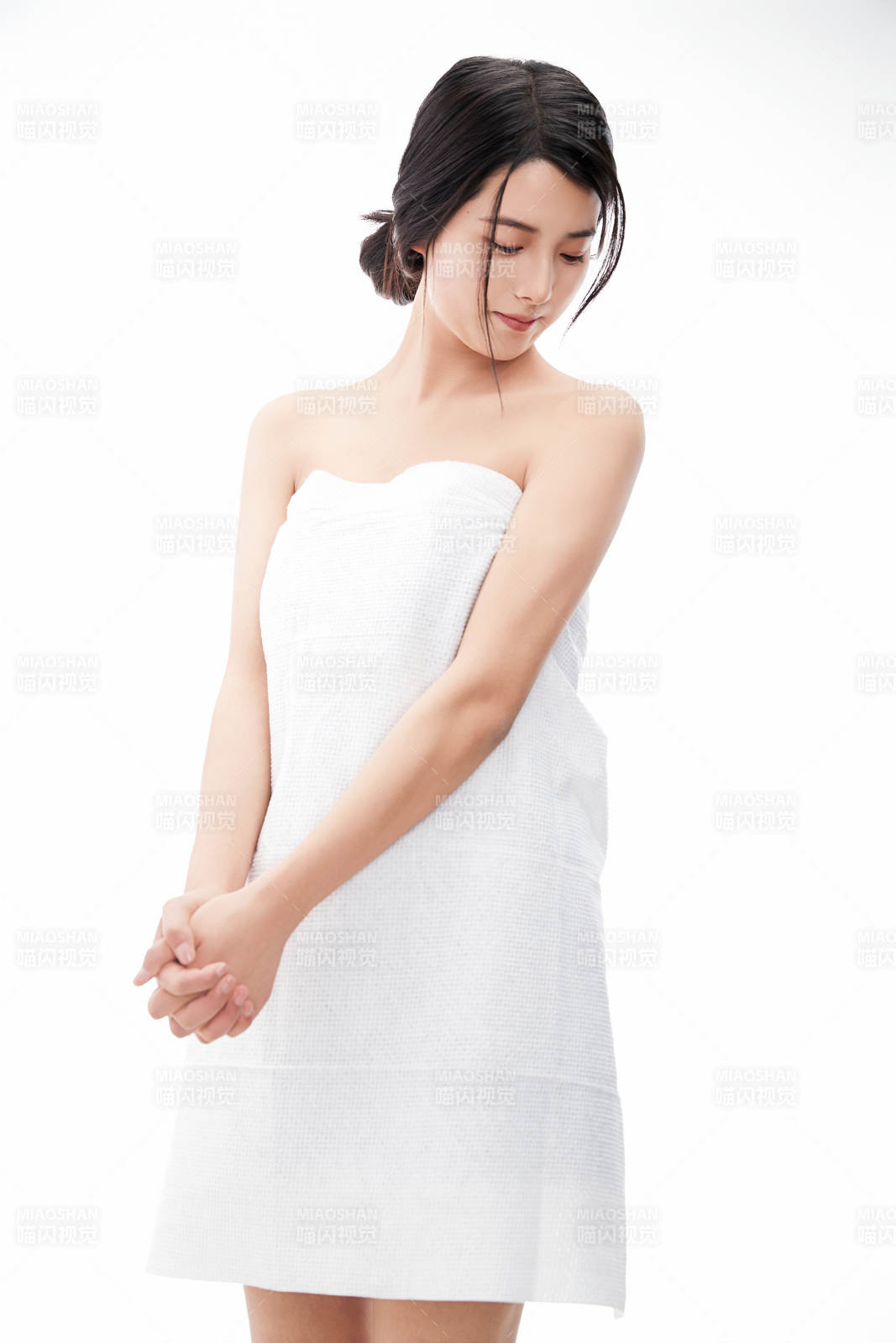 身披旅行外出一次性浴巾的亚洲女性图片