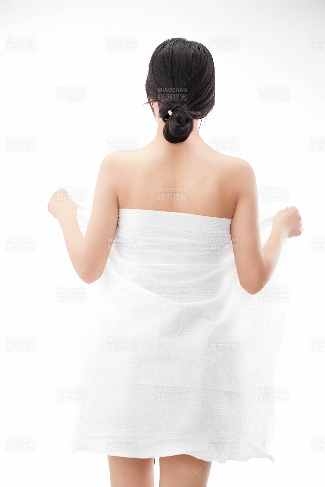 身披旅行外出一次性浴巾的亚洲女性图片