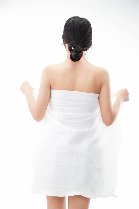 身披旅行外出一次性浴巾的亚洲女性图片