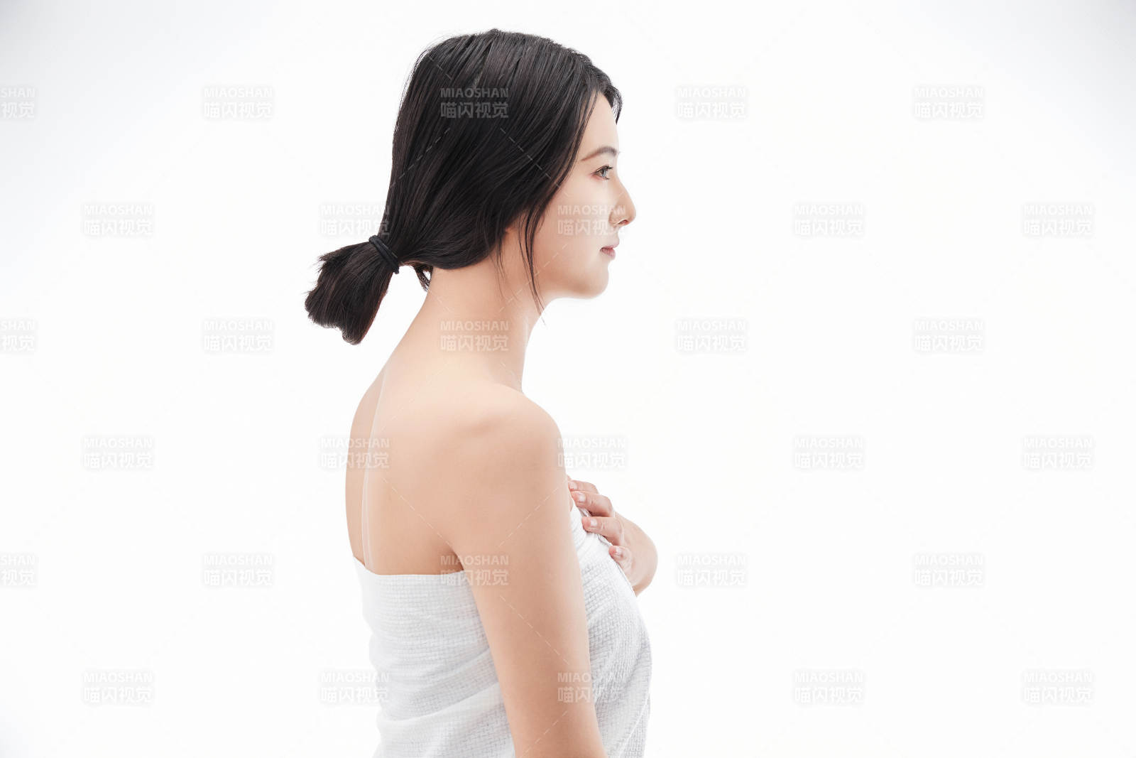 身披旅行外出一次性浴巾的亚洲女性图片