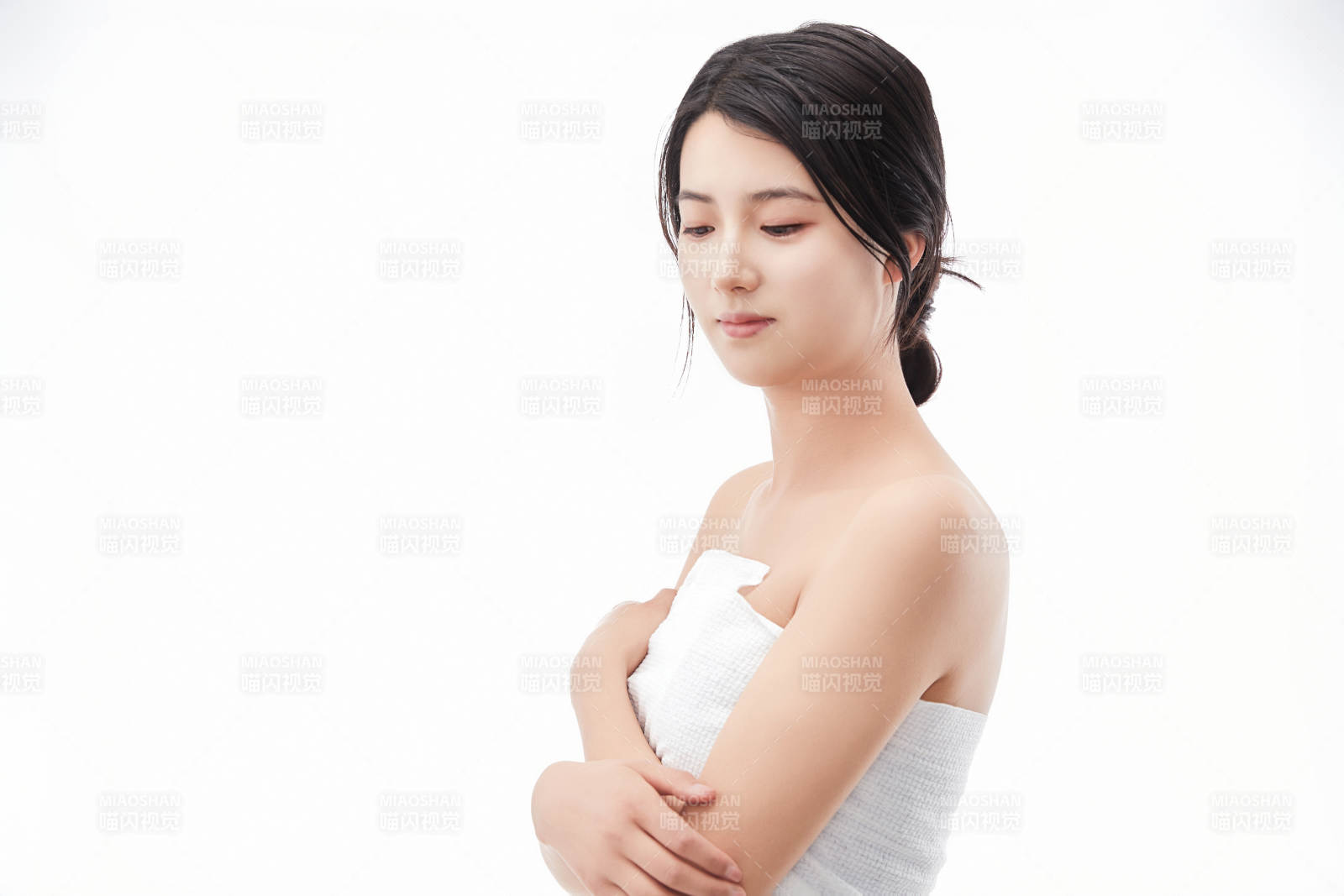 身披旅行外出一次性浴巾的亚洲女性图片