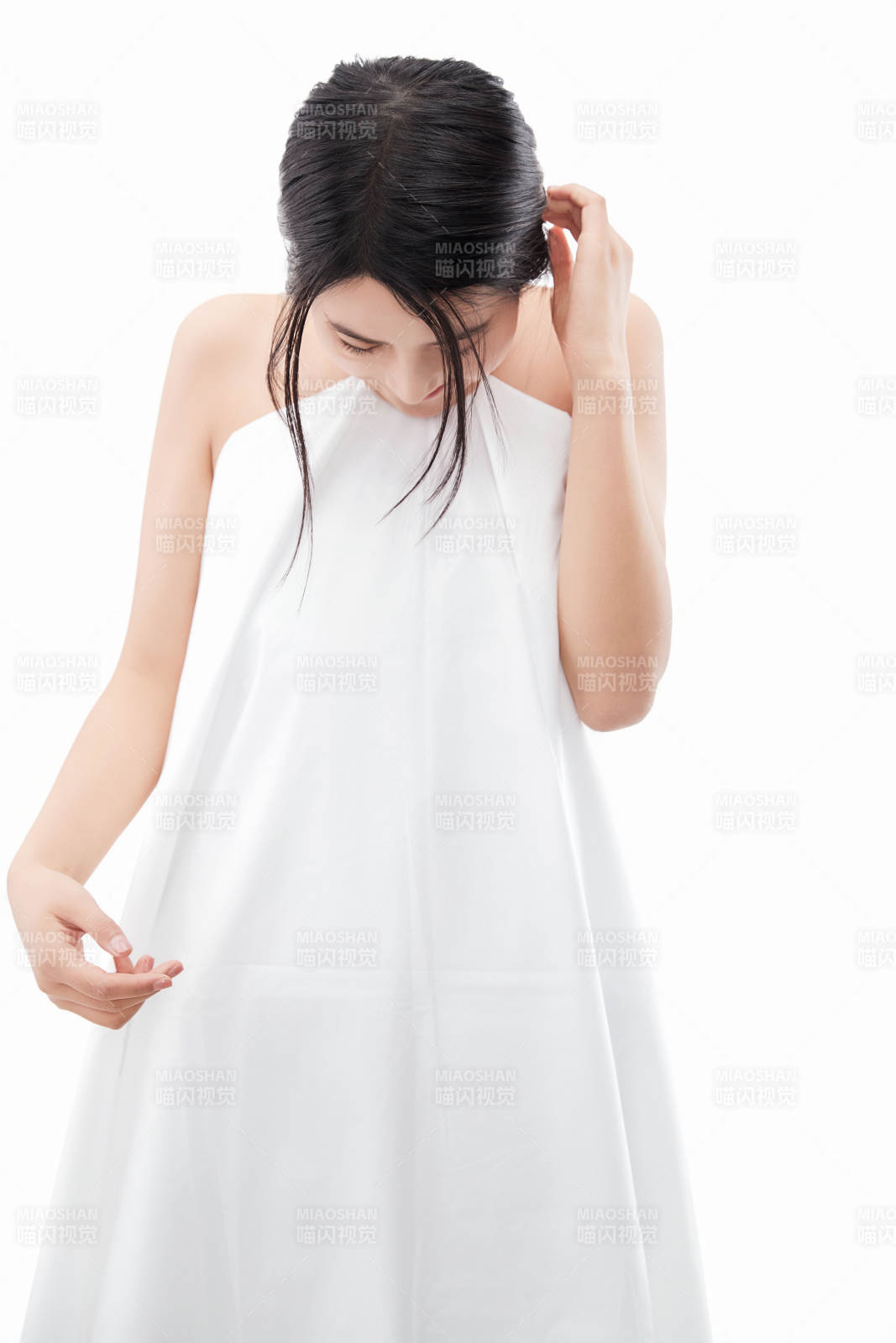 身披旅行外出一次性浴巾的亚洲女性图片