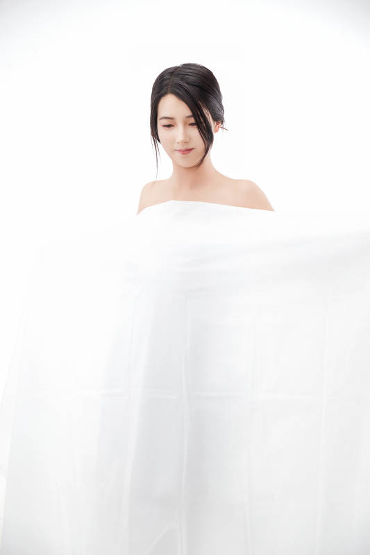 身披旅行外出一次性浴巾的亚洲女性图片